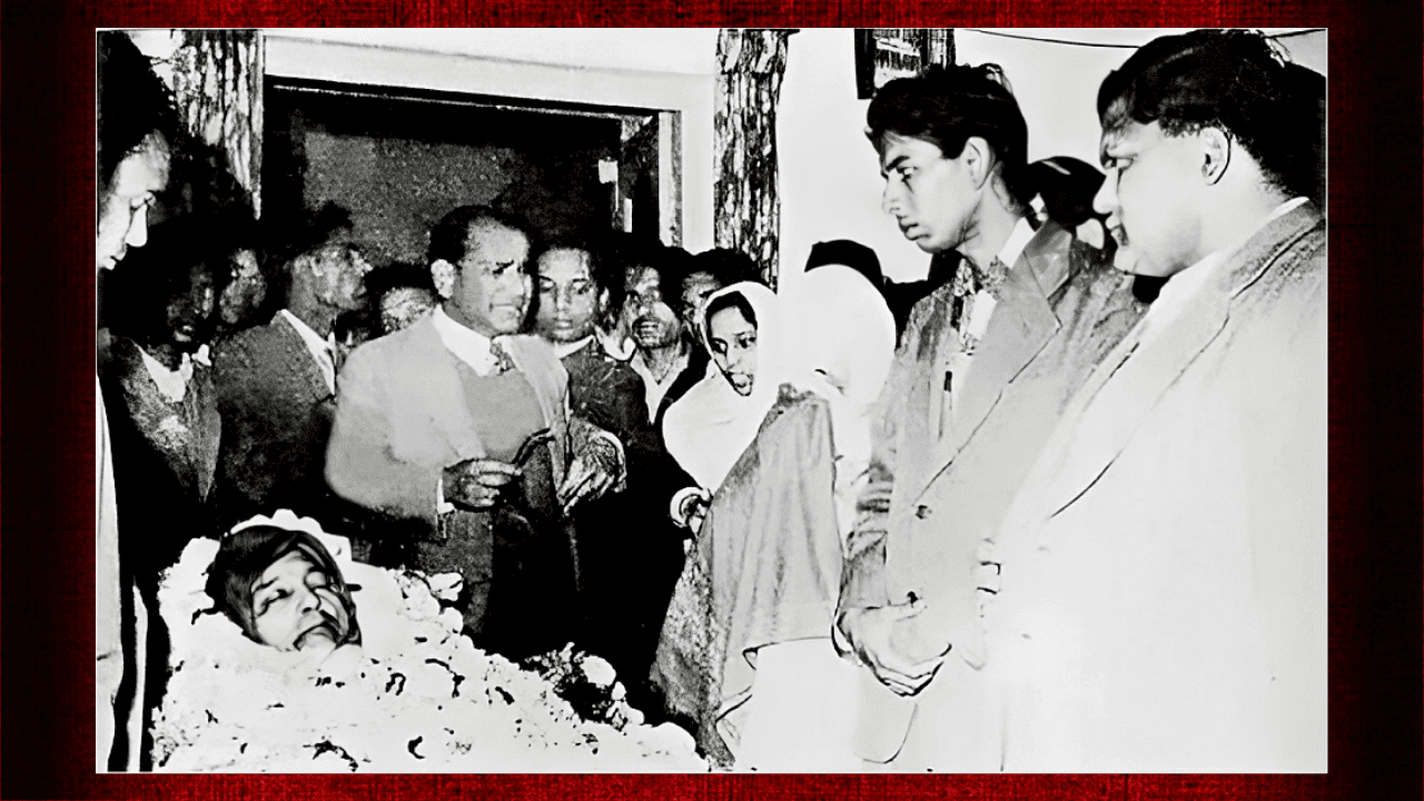 6 December 1956 Mourners at 26 Alipur Road, Dr Ambedkar’s Delhi residence, pay their final respects